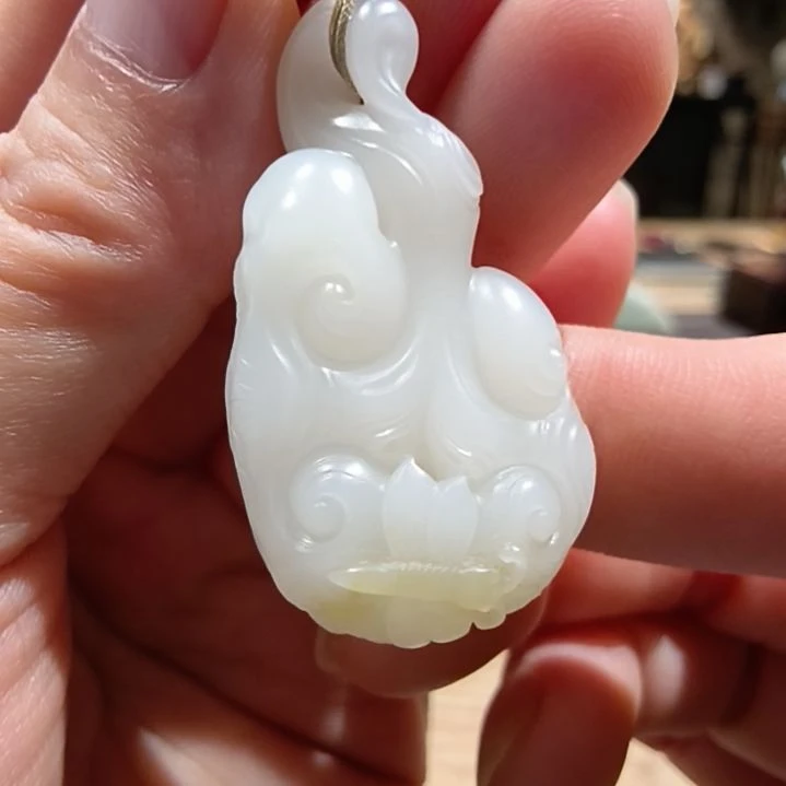 颈饰未镶嵌和田玉（白玉）