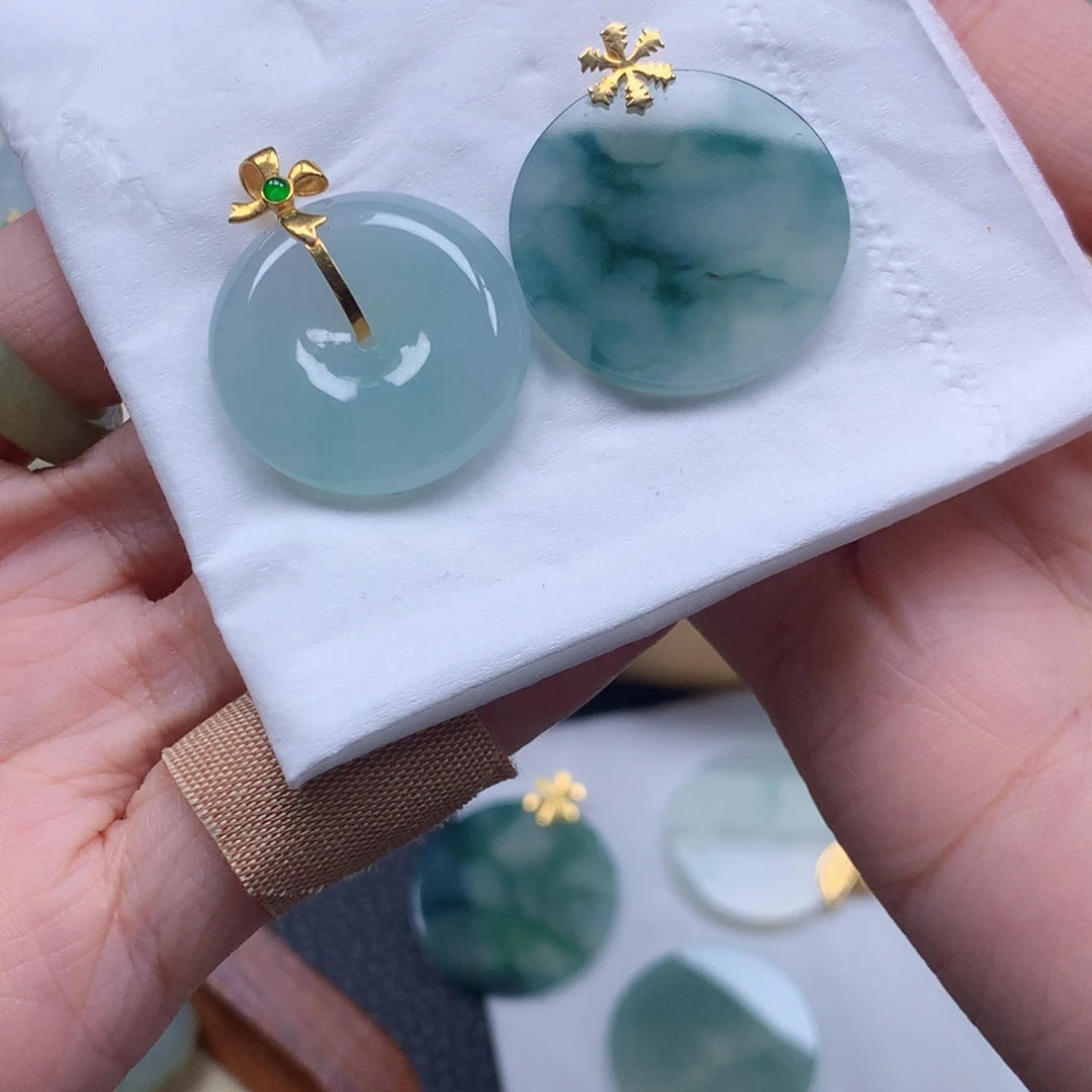 唯***美翡翠18K金镶嵌颈饰闪