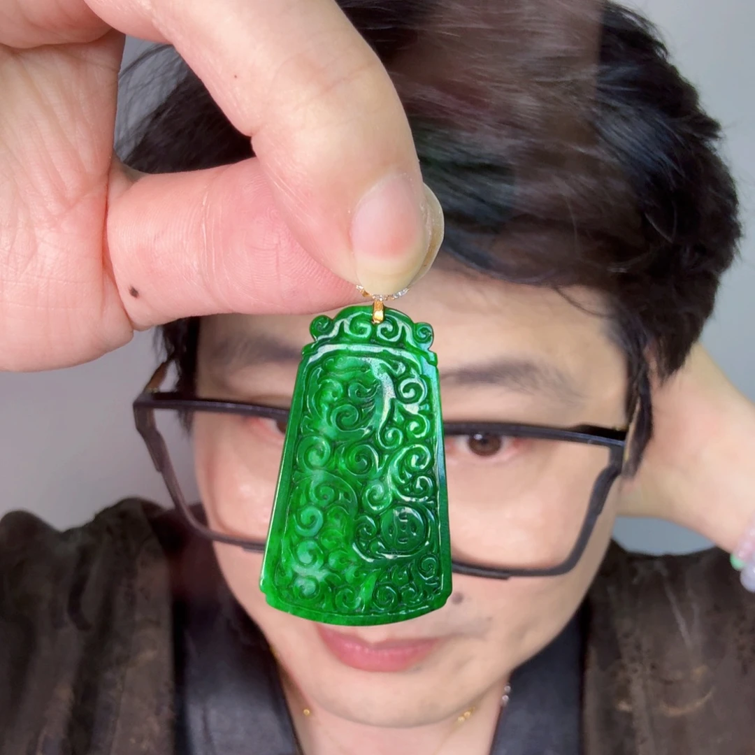 颈饰18K金镶嵌翡翠一件