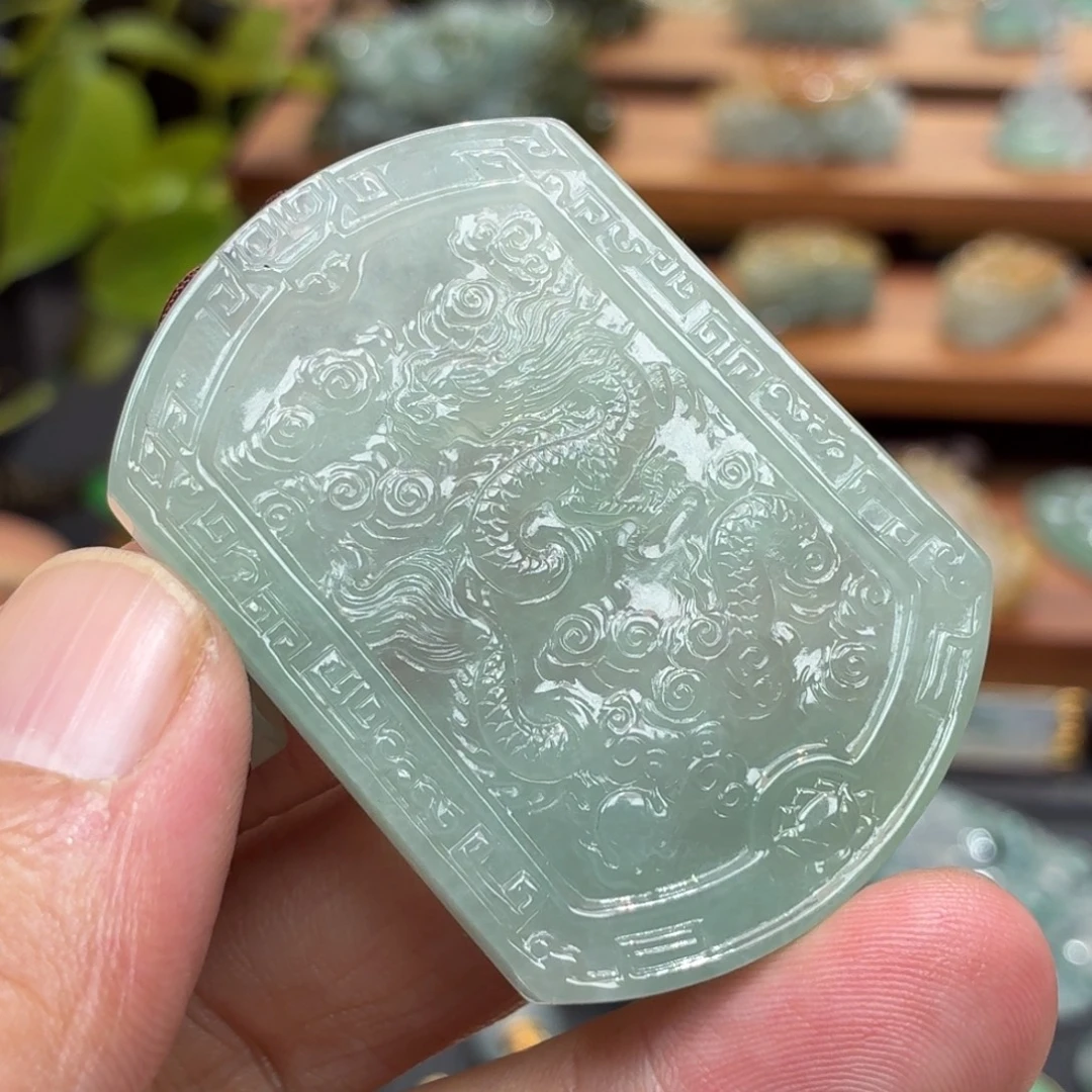 翡翠未镶嵌颈饰龙牌