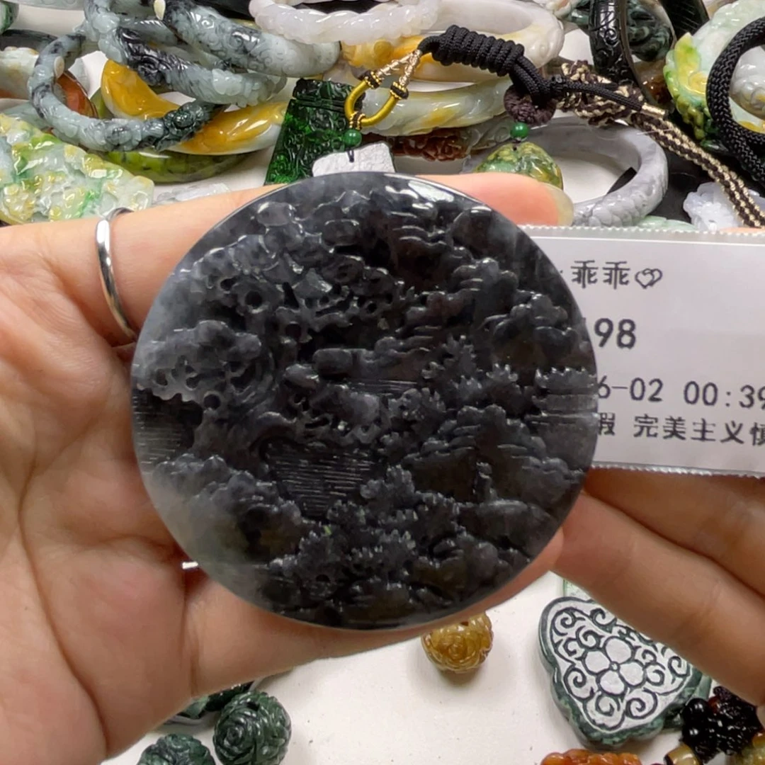 翡翠未镶嵌项圈乖*?牌子