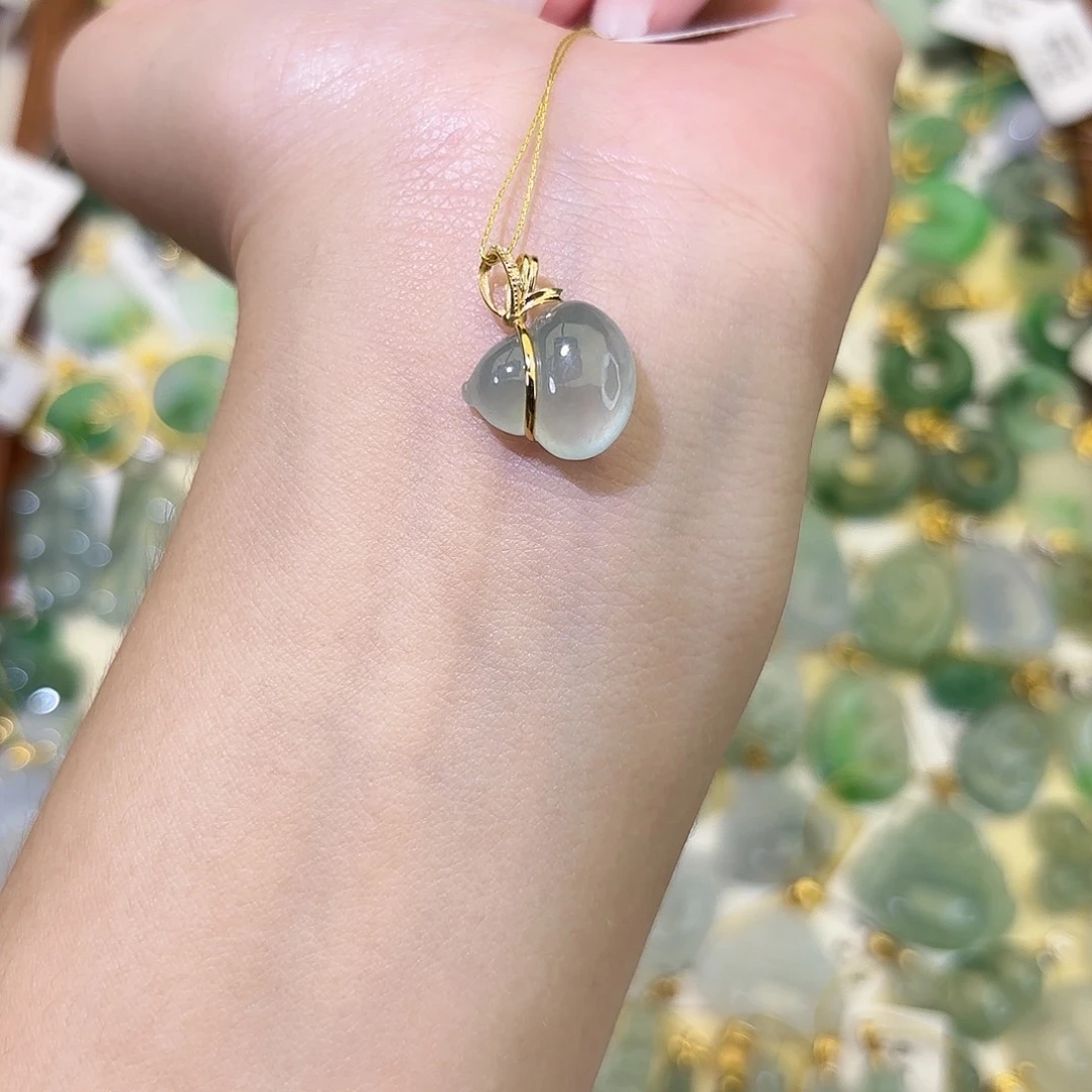 颈饰18K金镶嵌翡翠葫芦
