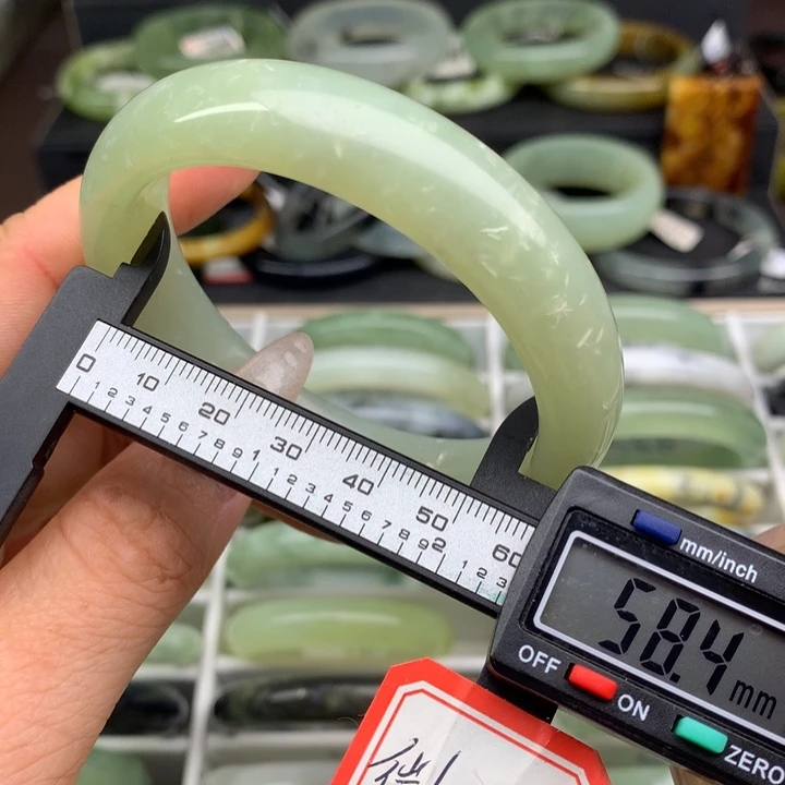 蛇纹石玉未镶嵌手镯582