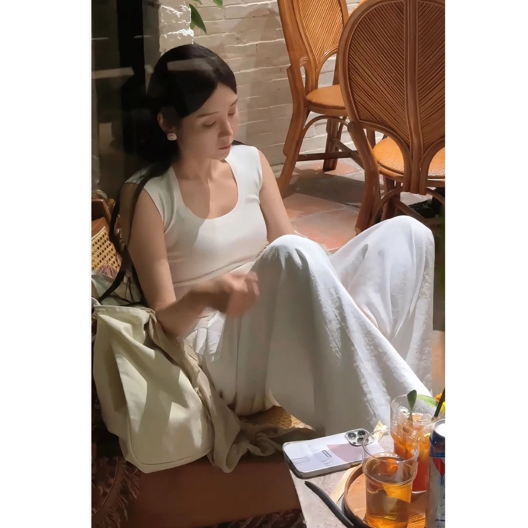 Zyi 简约纯色U领无袖打底上衣