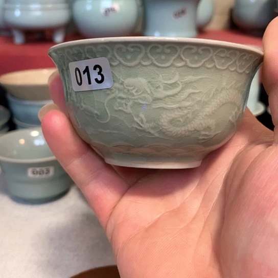 汝瓷，豆绿色，双龙戏珠，
