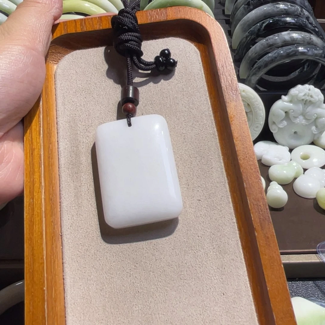 蓝田玉（蛇纹石化大理石玉）颈饰未镶嵌坐***袅