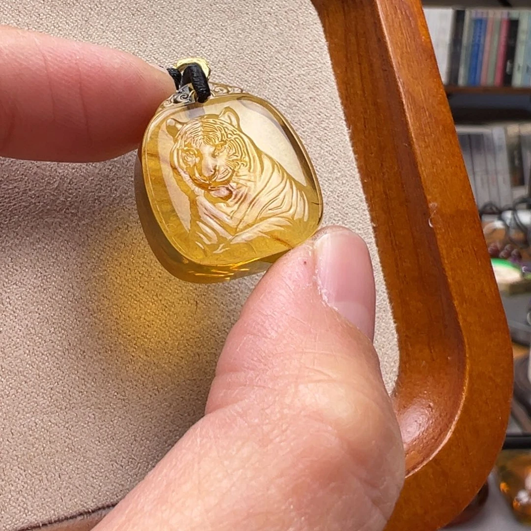 琥珀颈饰未镶嵌虎