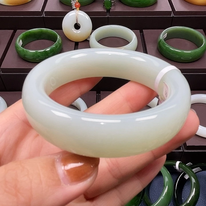 和田玉未镶嵌手镯