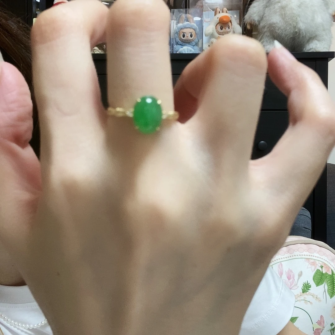 翡翠戒指18K金镶嵌简单