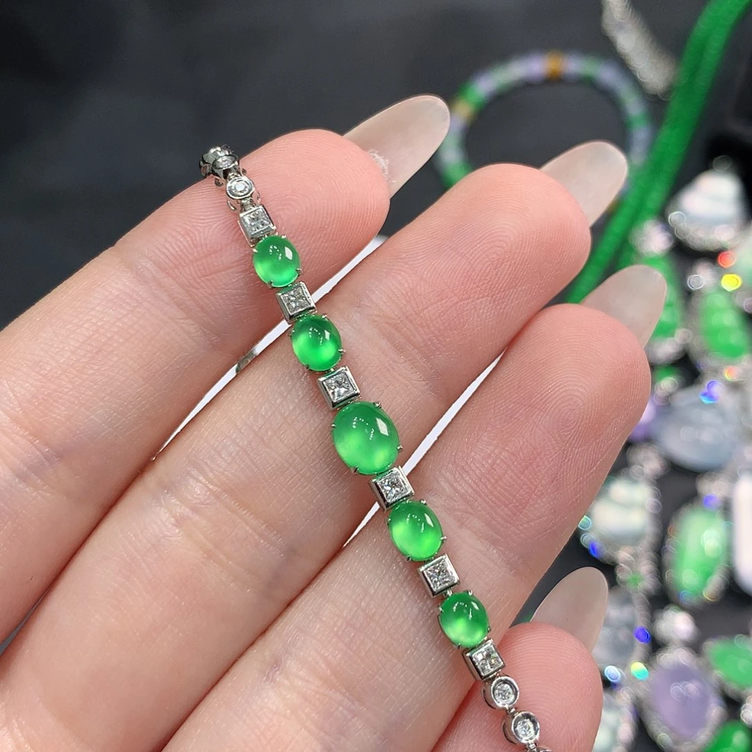 翡翠18K金镶嵌颈饰木那玻璃种炸光甜绿蛋面手链 48小时鉴赏期