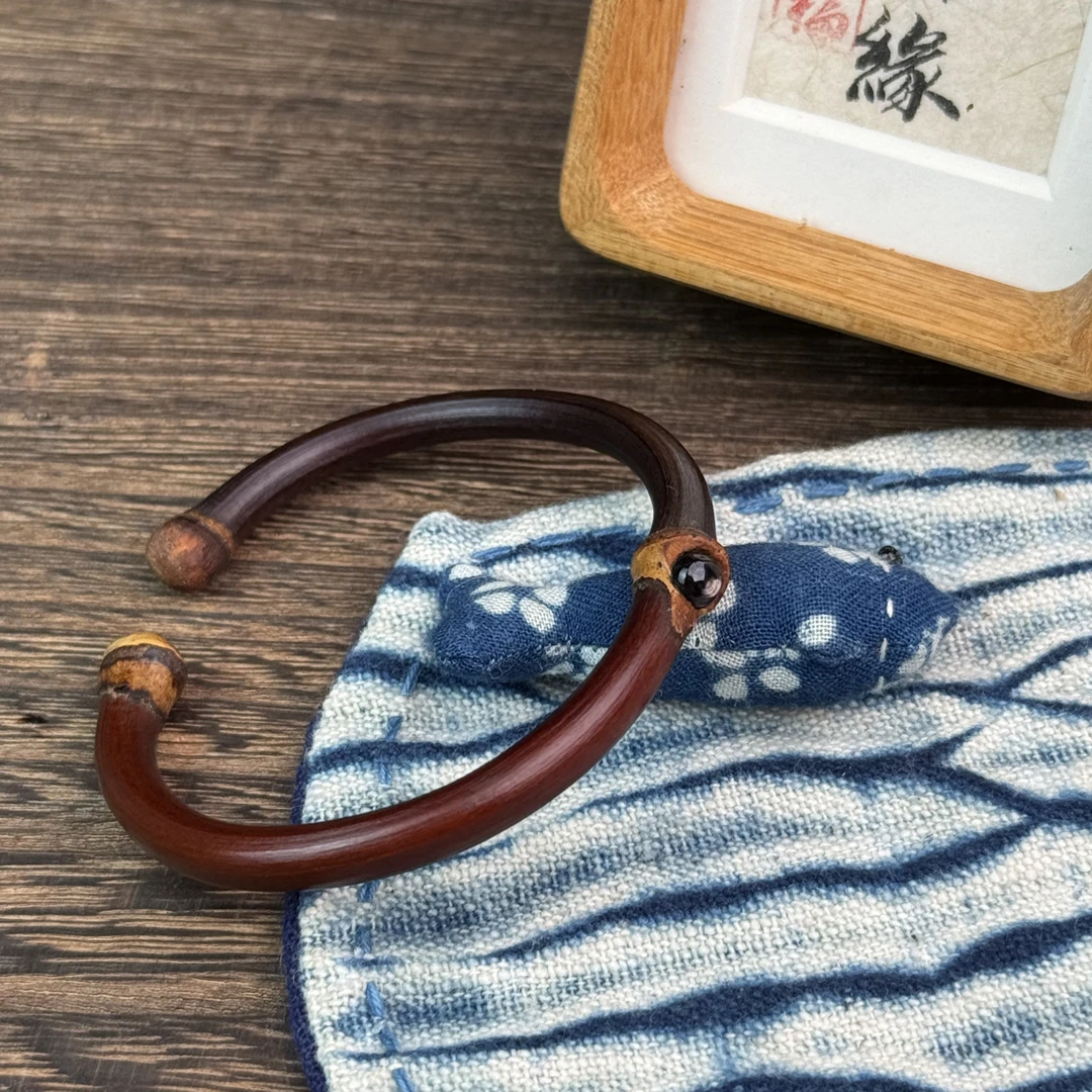 正宗天然西藏鸡血藤手镯有节加黑色石头实拍图