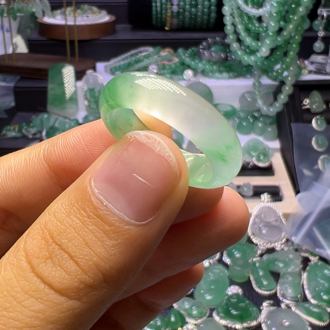 石英质玉（非洲翠）未镶嵌颈饰