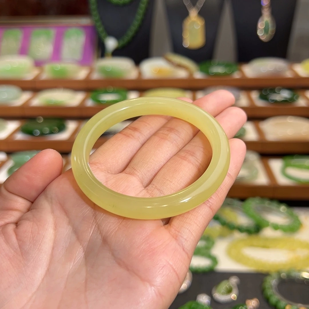 和田玉手镯未镶嵌冰底鸡油黄带青花53