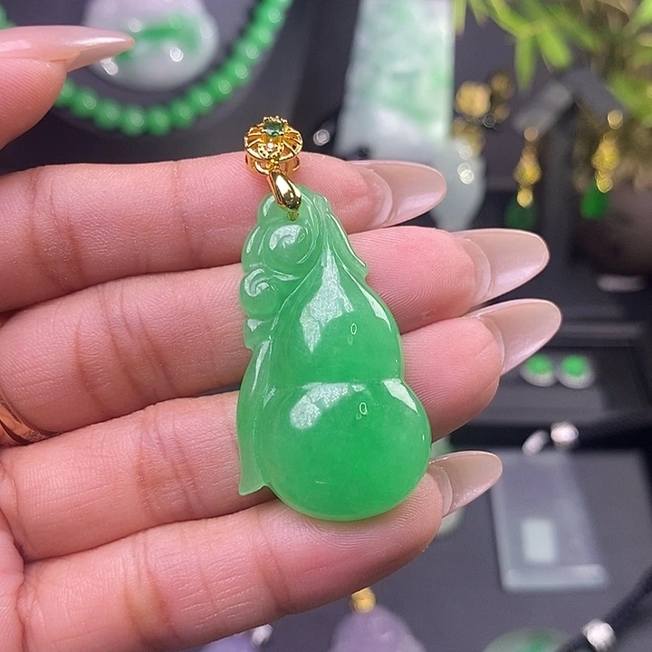 翡翠未镶嵌吊坠(赠链)