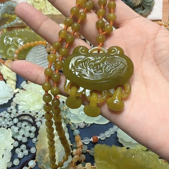 合金蛇纹石玉吊坠