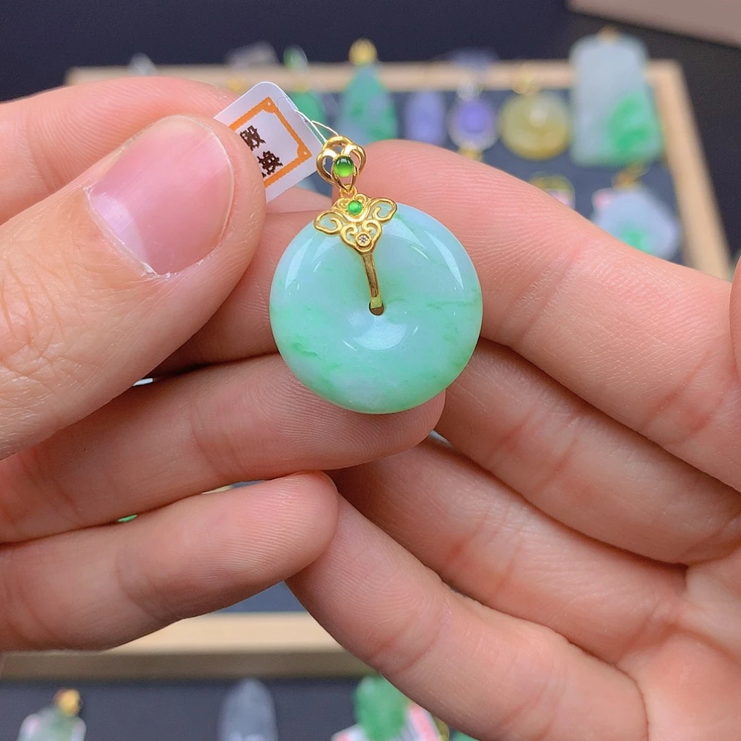 翡翠颈饰18K金镶嵌翡翠