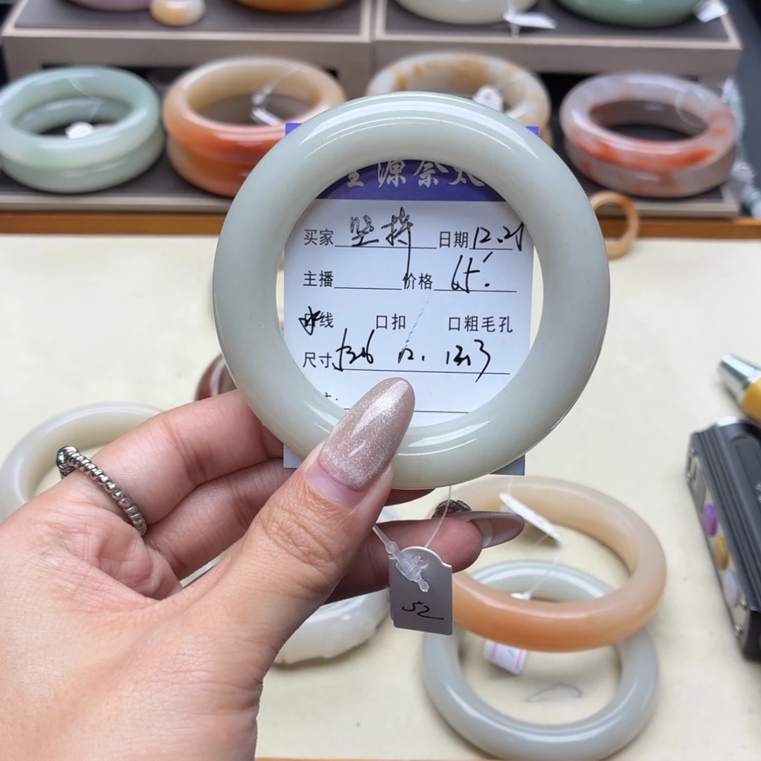 坚***持石英岩玉未镶嵌手镯