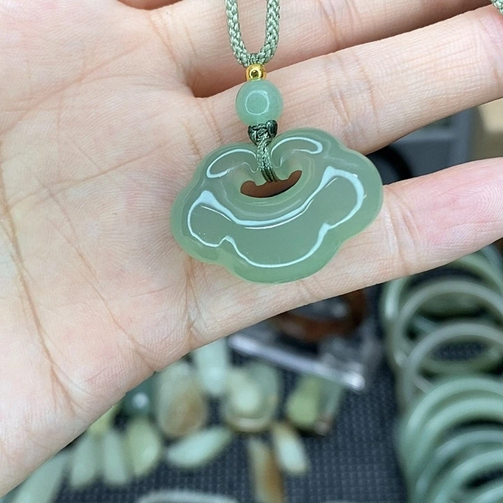 透闪石质玉颈饰未镶嵌