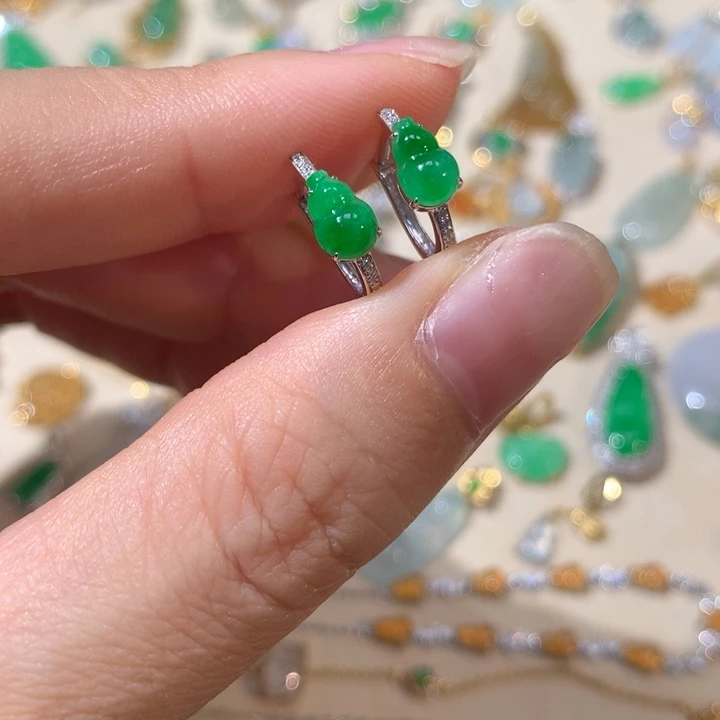 18K金镶嵌翡翠耳饰阳绿飘花葫芦耳包