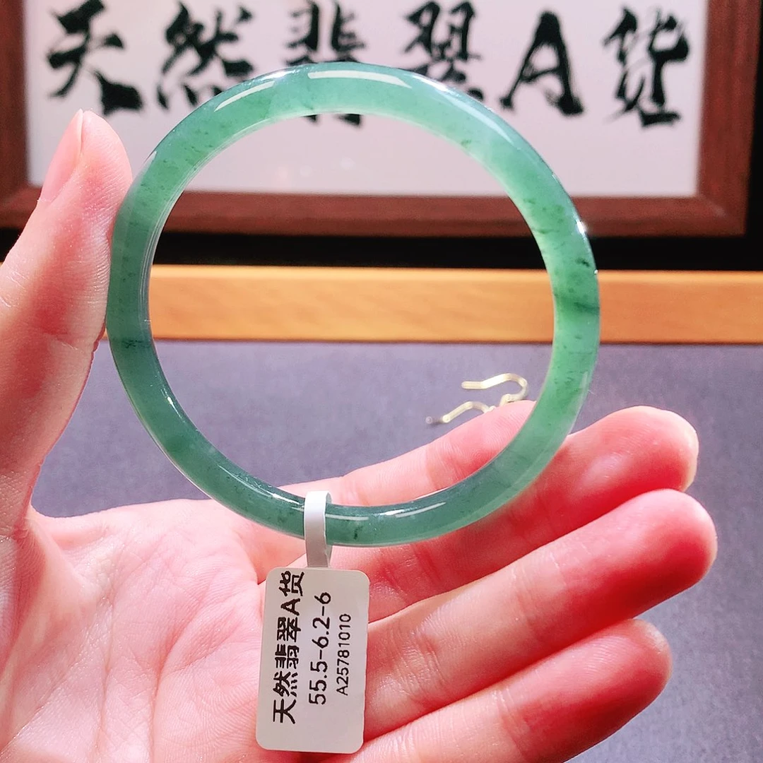 翡翠手镯未镶嵌天然翡翠