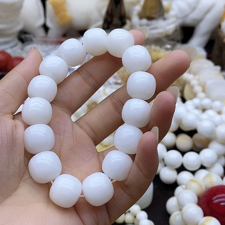 泡*珠子的颜色是红色的