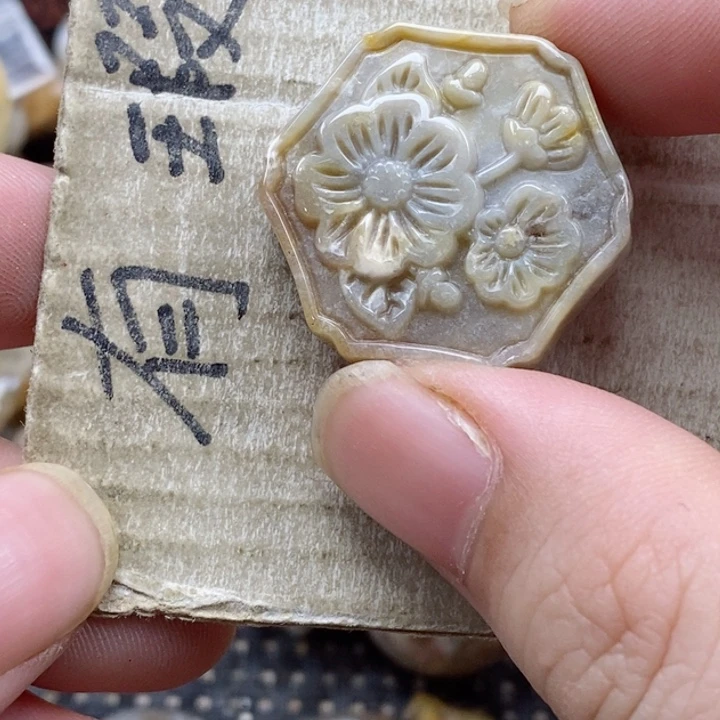 颈饰未镶嵌硅化珊瑚（珊瑚玉）王**儿