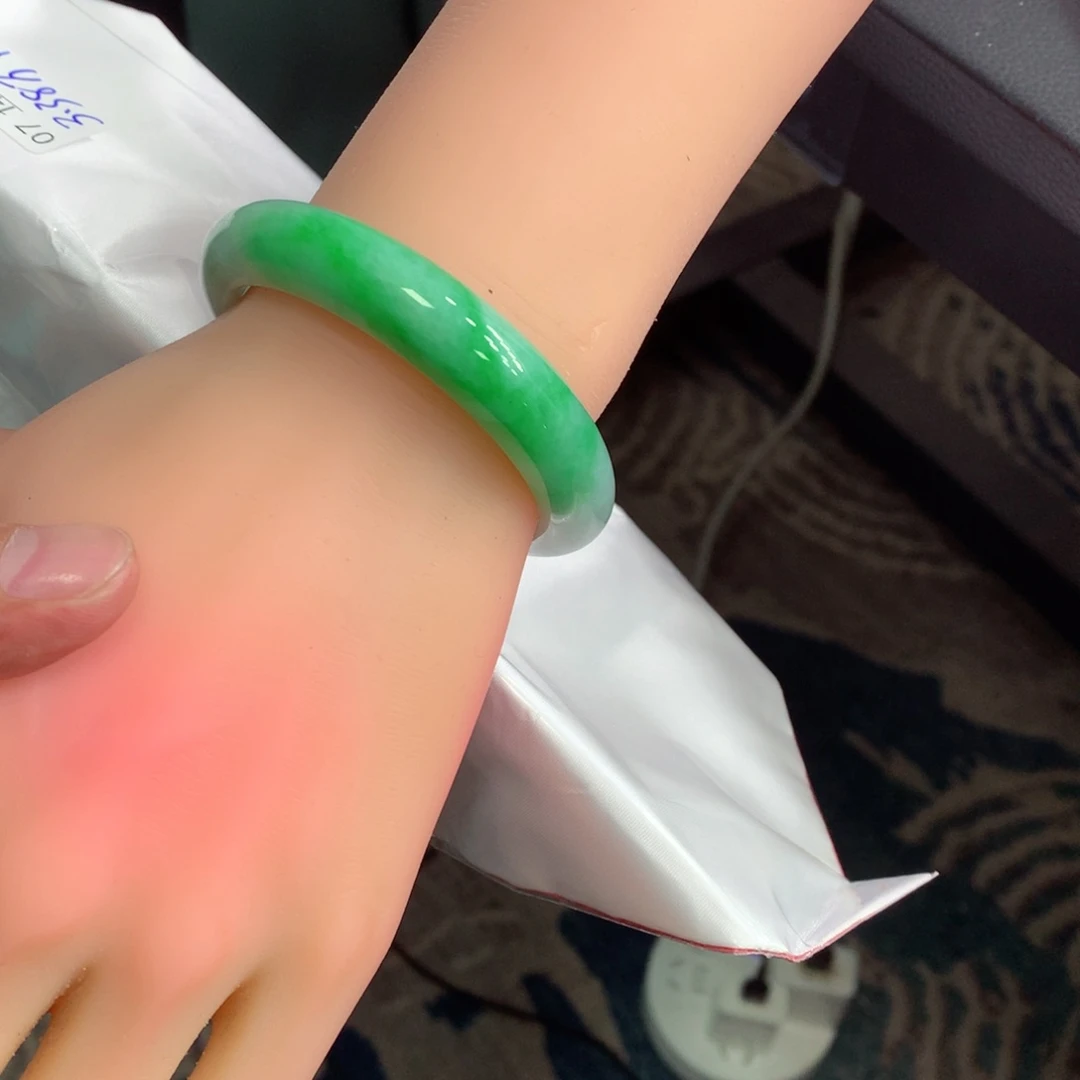翡翠手镯未镶嵌翡翠
