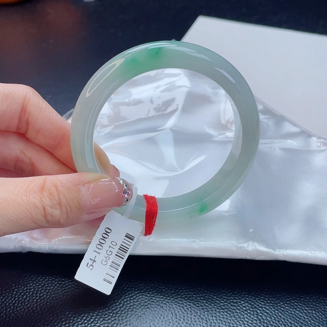 翡翠手镯未镶嵌翡翠