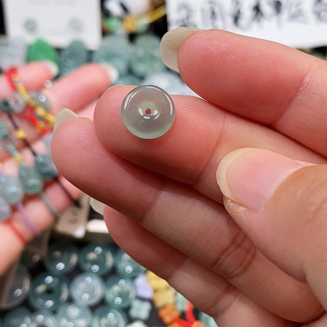 翡翠未镶嵌颈饰平安扣