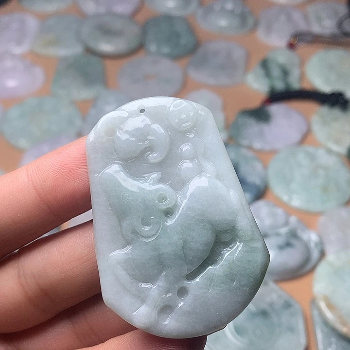 翡翠未镶嵌颈饰牛