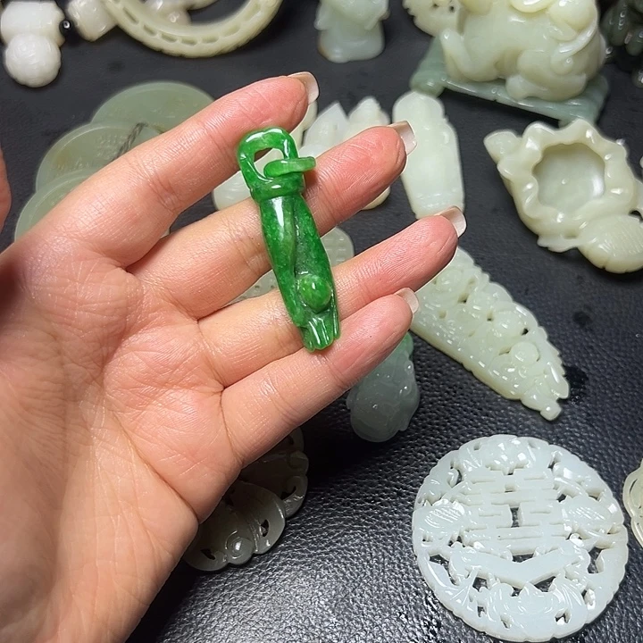 翡翠未镶嵌颈饰111