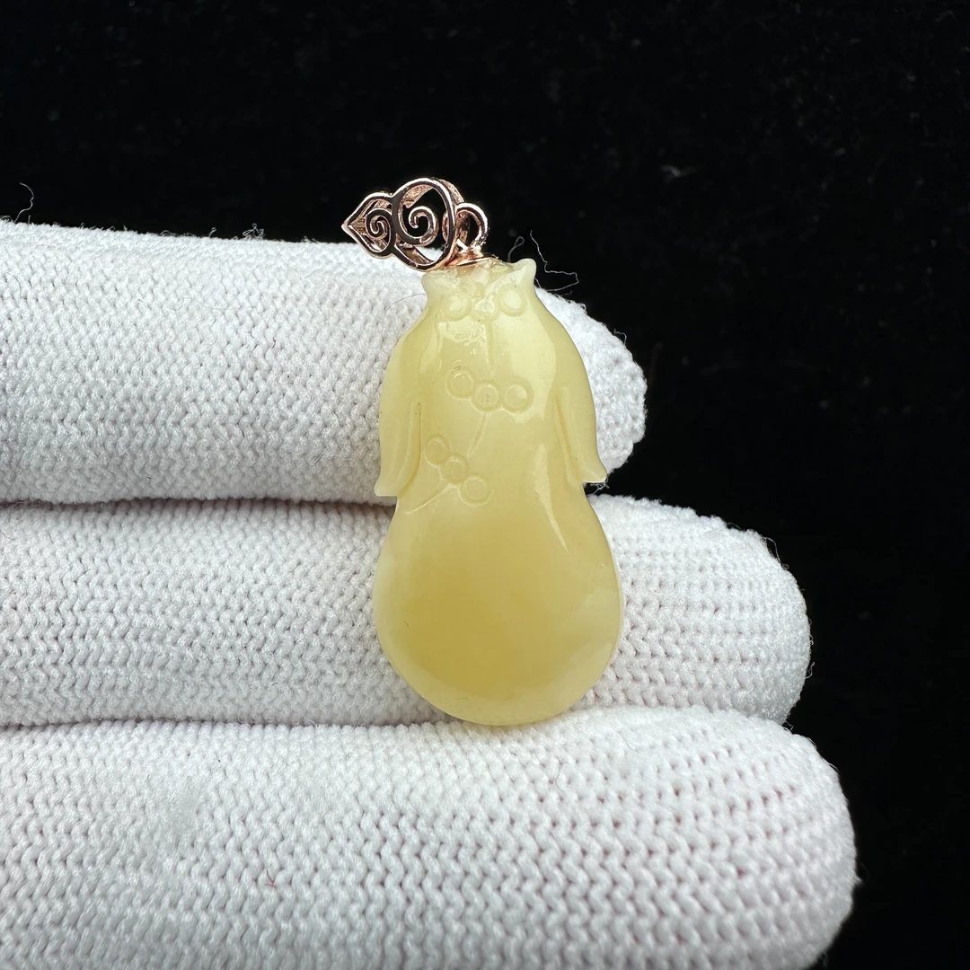 Y1876 天然俄料蜜蜡旗袍吊坠 14.6*27*8mm 北京抖音基地发货