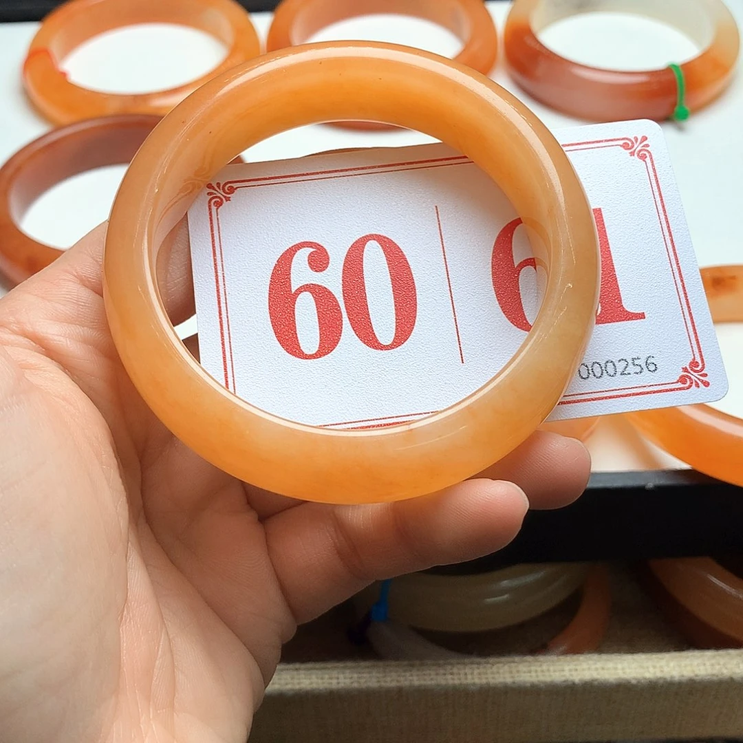 未镶嵌石英质玉（黄龙玉）手镯小****询