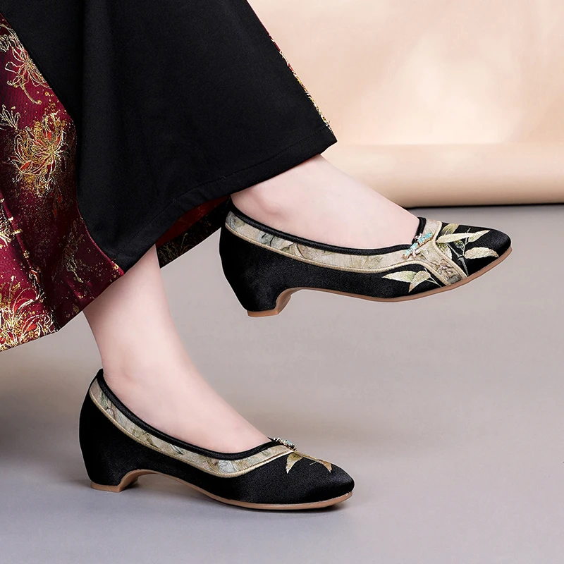 《湘妃》新款春夏季新款民族风尖头透气低帮绣花鞋526-162