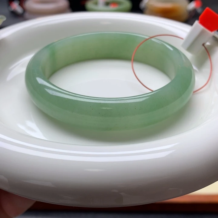 未镶嵌手镯石英岩玉