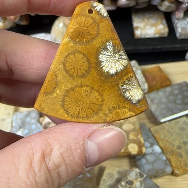 非金属黄色底黑白皮花