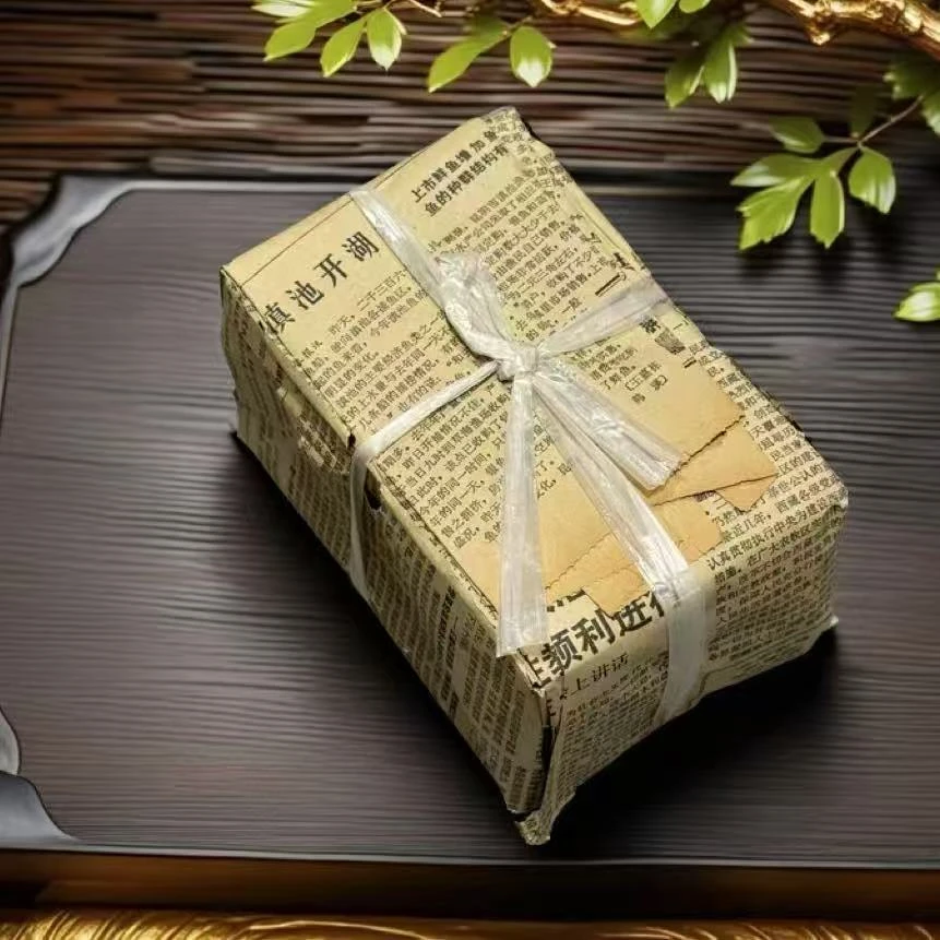 小师妹 八十年代报纸老茶砖 普洱生茶（拍1发1捆）