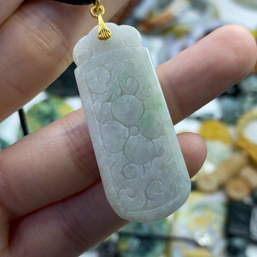 翡翠未镶嵌颈饰谁****！