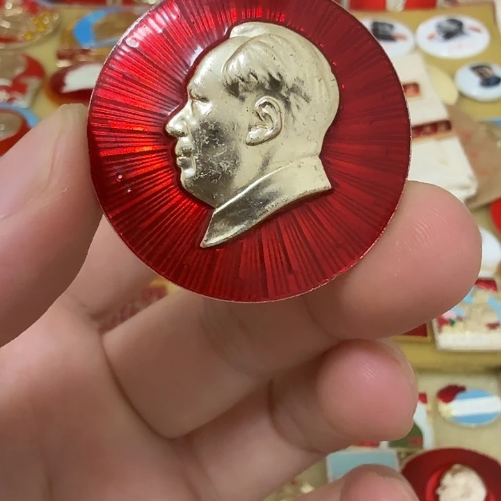 谊****其他普通金属毛爷爷像章，万岁