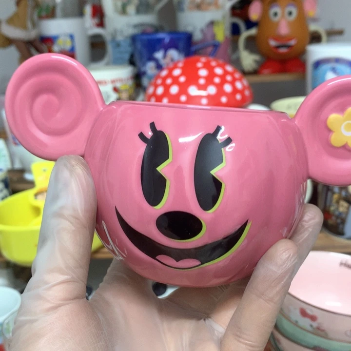 小***球瓷片啦啦队表演节目中