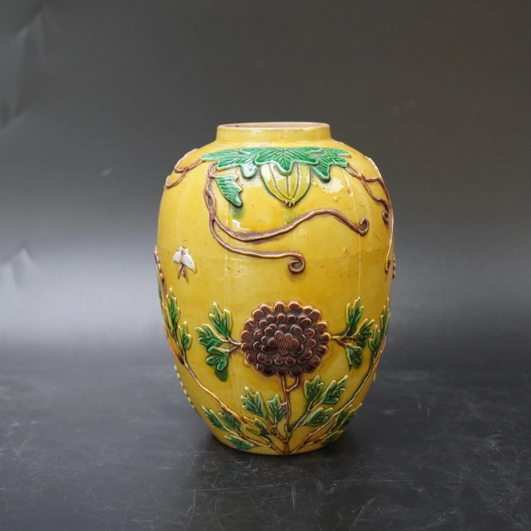 Lot.25081044民国素三彩堆塑花卉罐 高：约16.6cm