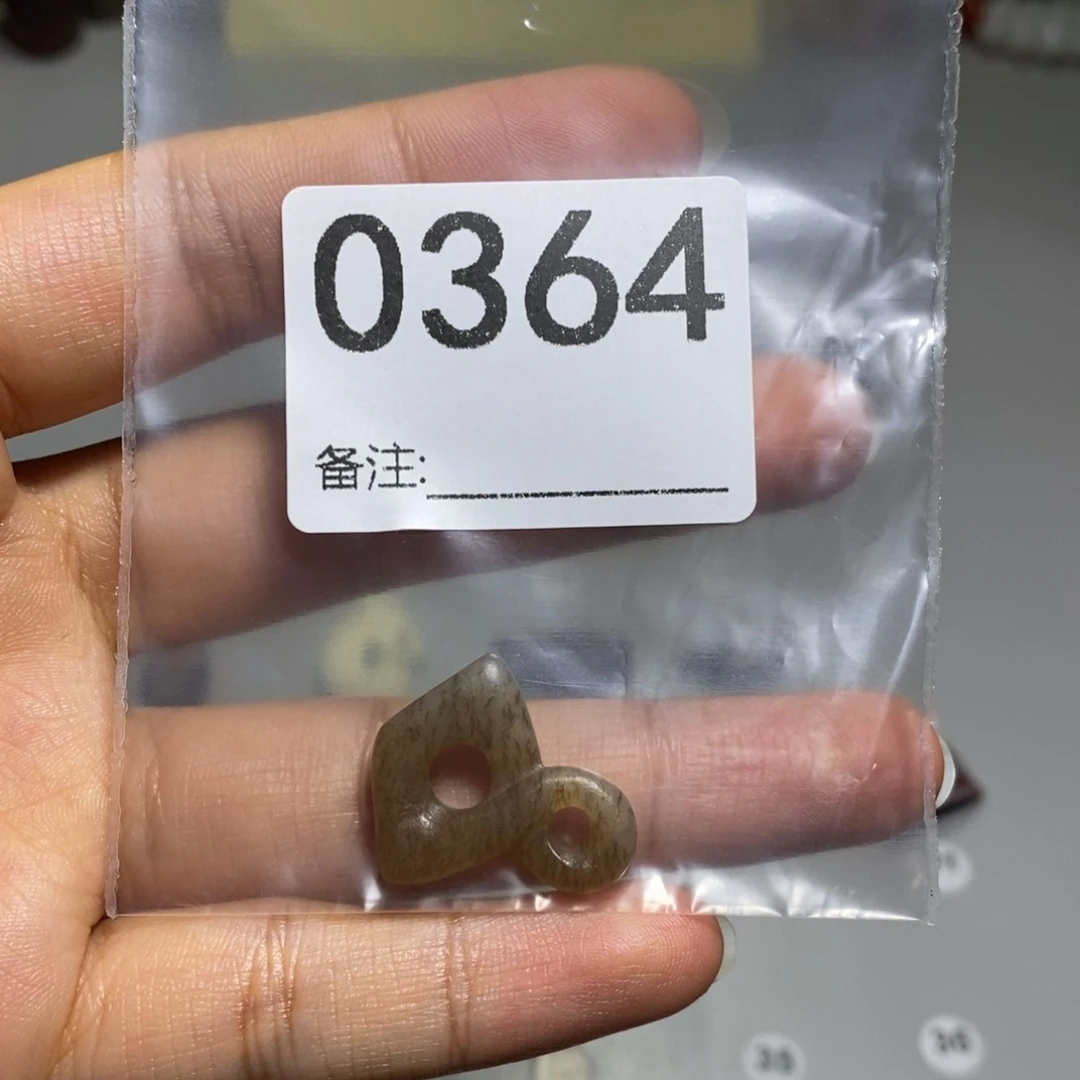 颈饰未镶嵌透闪石质玉追*