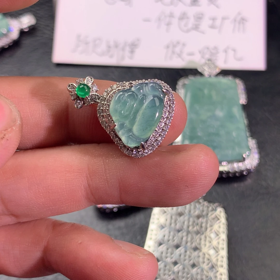 翡翠颈饰未镶嵌佛公