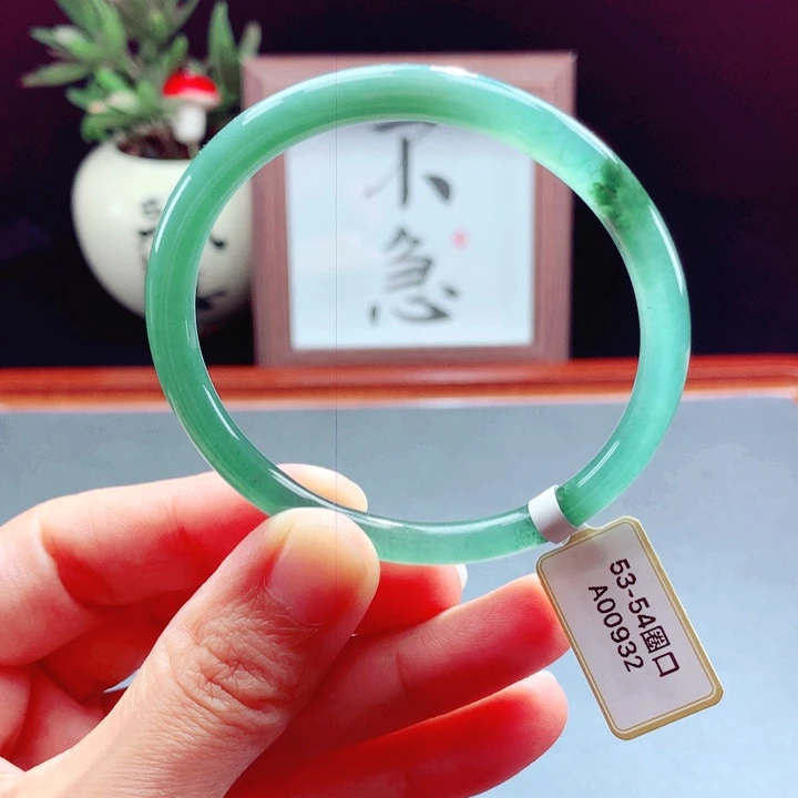 未镶嵌手镯翡翠圆镯