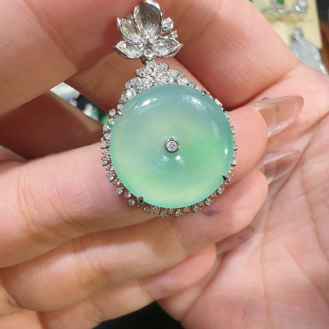 【闪购商品】颈饰18K金镶嵌翡翠