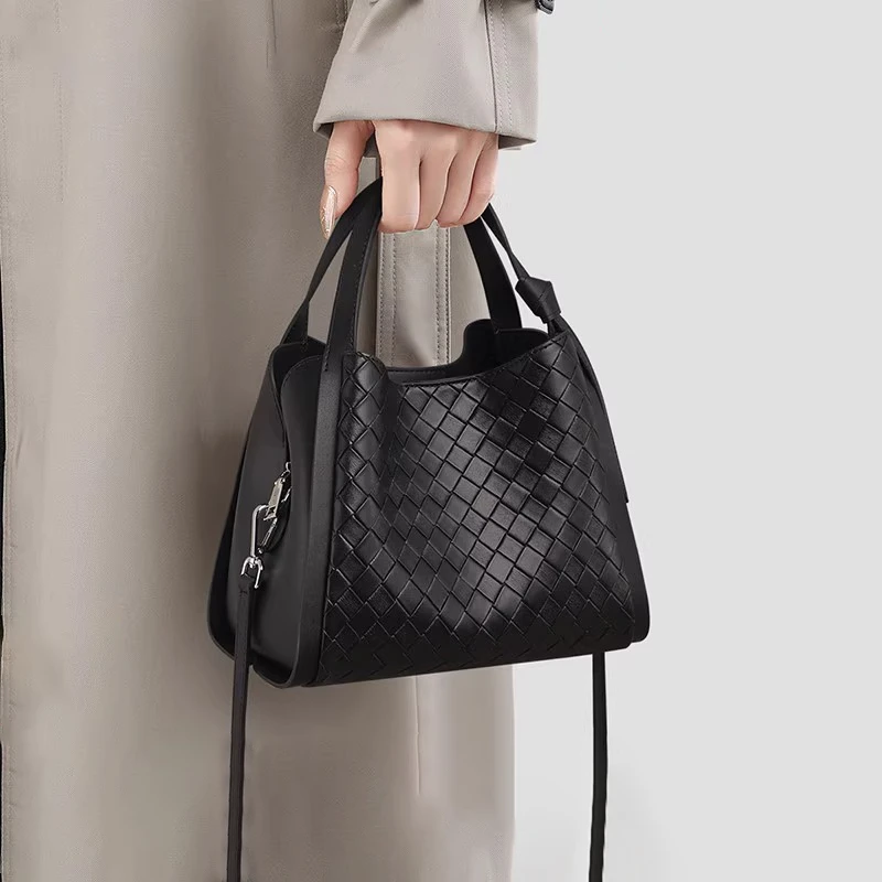 编织菜篮子手提包女秋冬小众设计通勤百搭高级感斜挎包水桶托特包