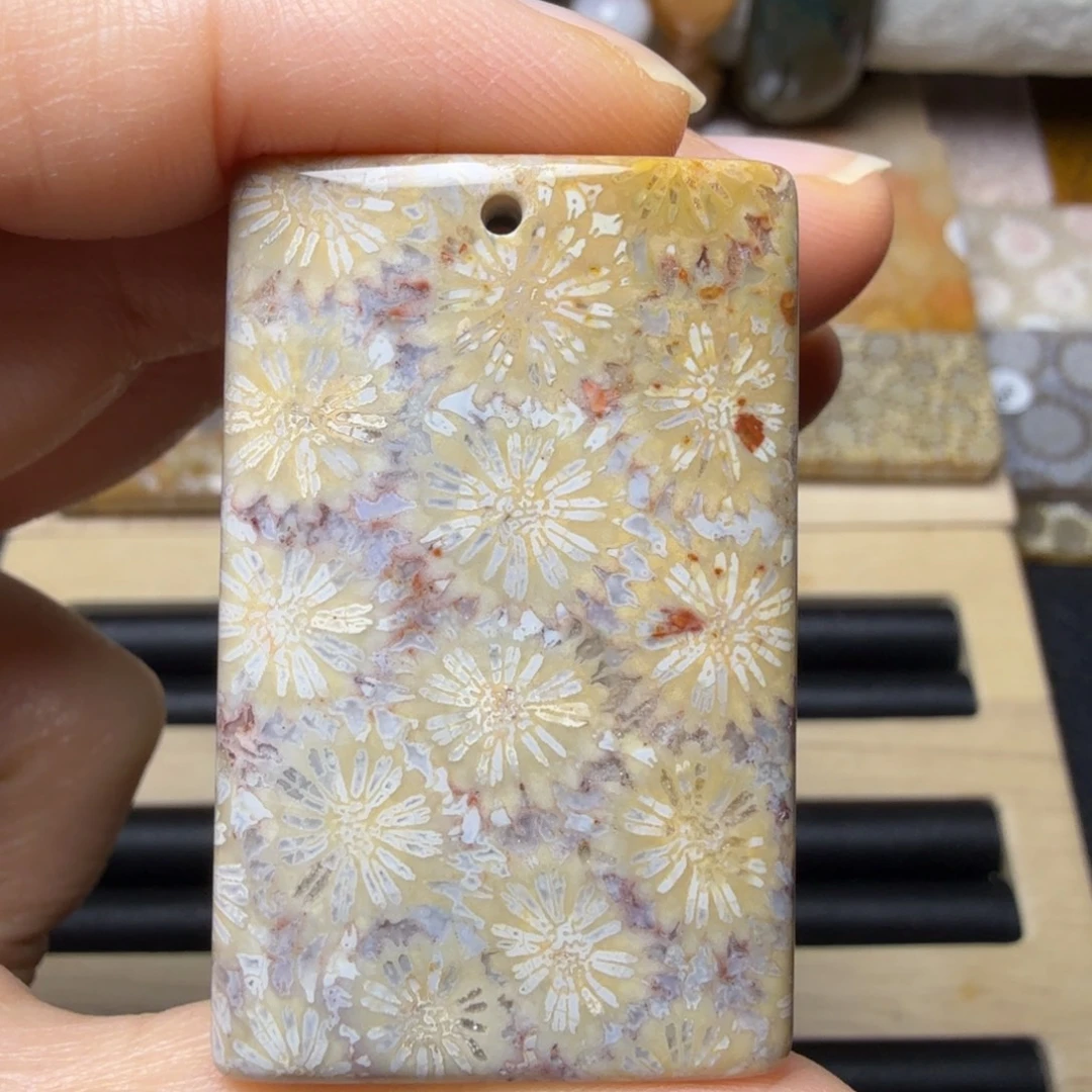 硅化玉未镶嵌紫底，黄粉花