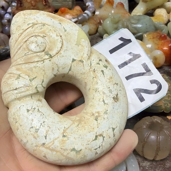 透闪石-蛇纹石玉未镶嵌颈饰