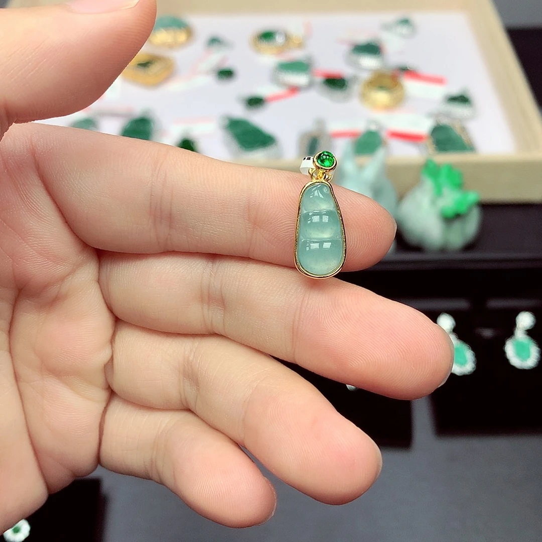 翡翠未镶嵌吊坠(赠链)