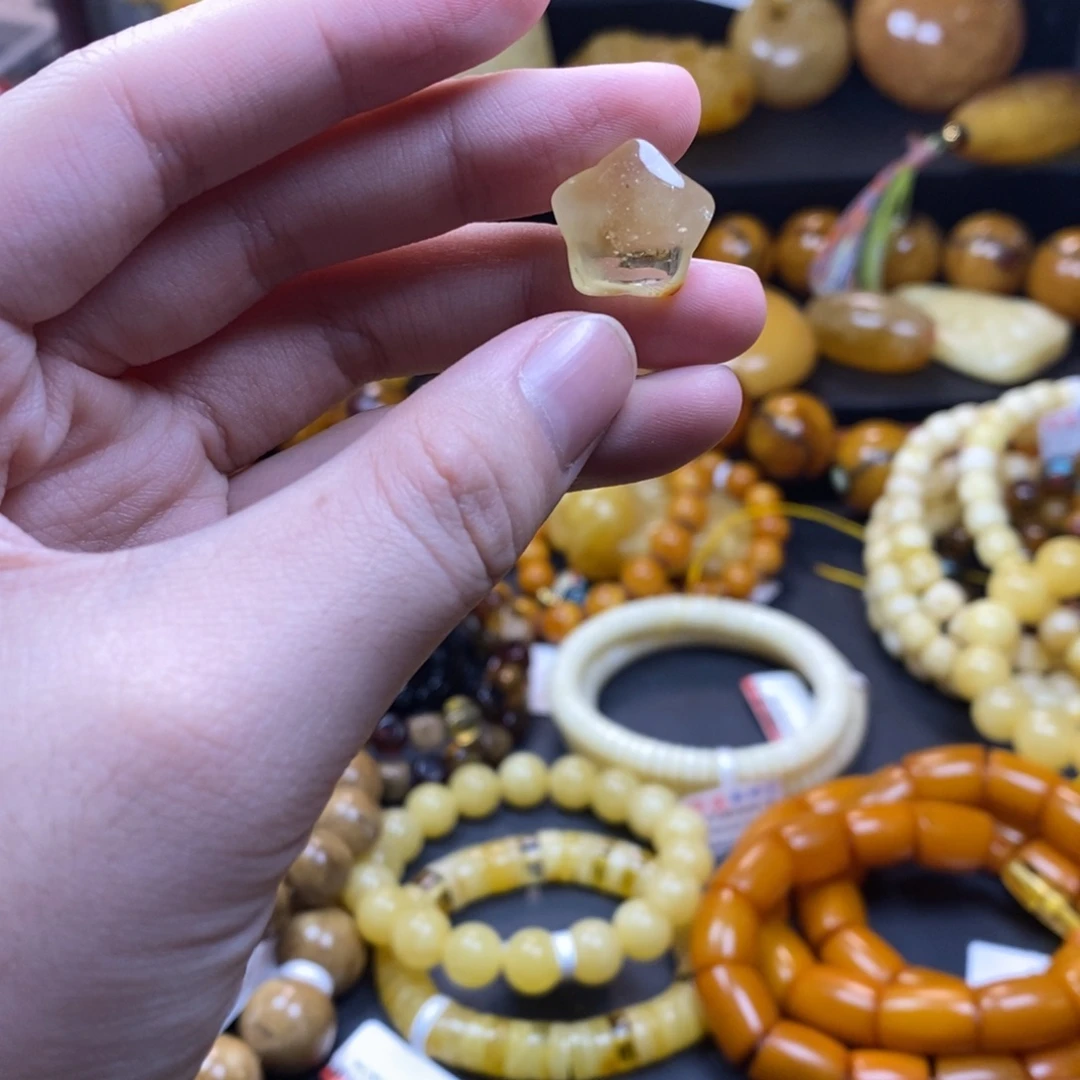 未镶嵌琥珀珠宝奇石